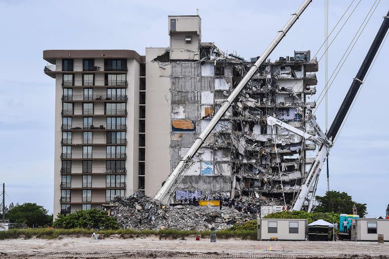 Tareas de remoción de escombros en la Champlain Towers South en Surfside, Florida. (Photo by CHANDAN KHANNA)