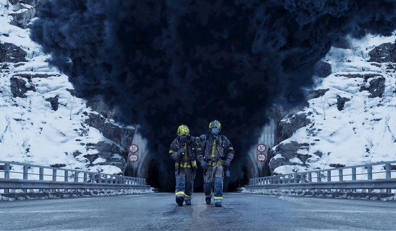 《奪命隧道》陷入油灌車火海的隧道，只能靠救難隊解救。（威望國際）