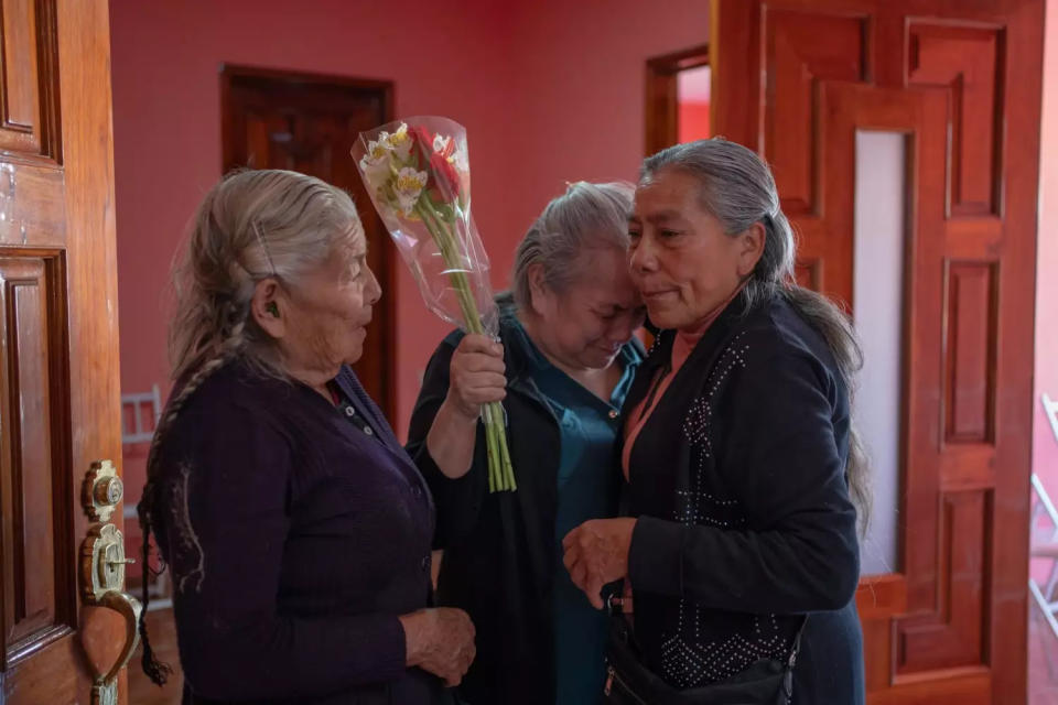 Claudia Pérez llora de emoción por estar con sus hermanas Juana y Gregoria Pérez