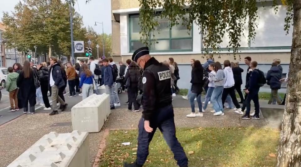 法國警方在網站收到威脅後，上午 10 點 30 分許，數十名教職員工和學生自學校中緊急疏散。   圖：擷自「X」@SamuelCogez