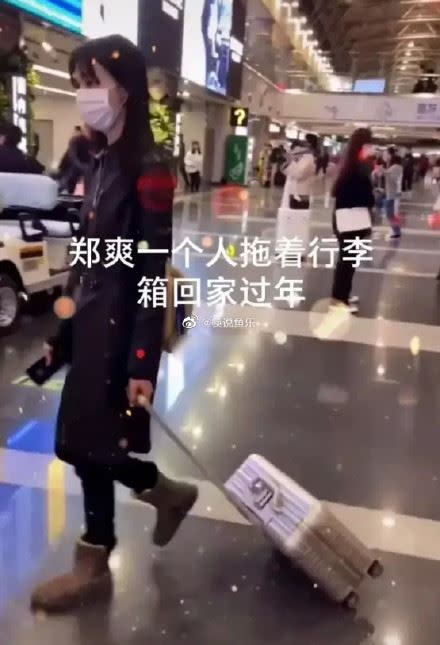 鄭爽形象跌落谷底，更被拍到獨自一人搭機返鄉。（圖／翻攝自筷說魚樂微博）