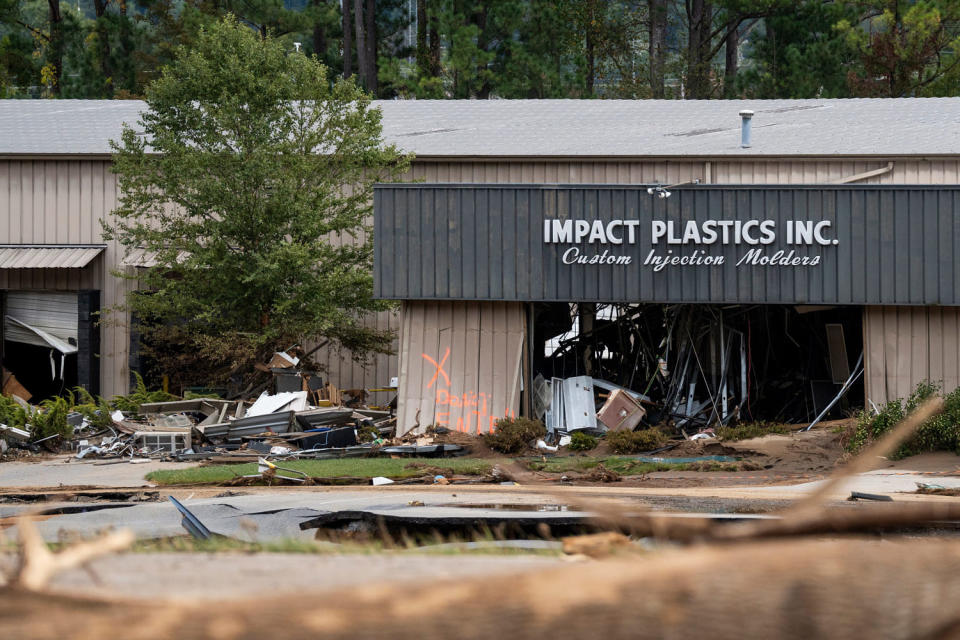 Impact Plastics Inc. rodeada de barro y escombros (Brianna Paciorka / News Sentinel / USA Today Network)