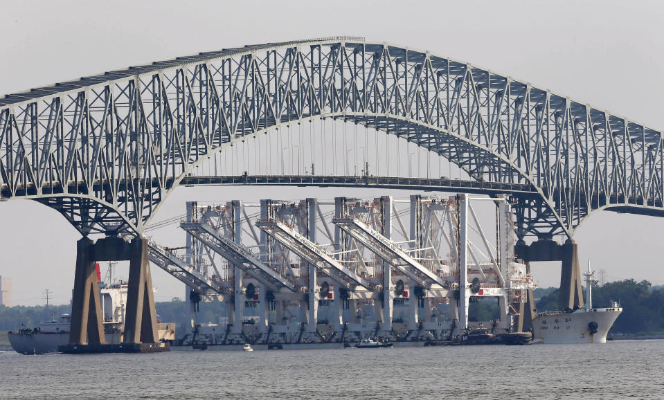 En esta imagen de archivo, el carguero Zhen Hua 13, con cuatro grandes grúas a bordo para el puerto de Baltimore, pasa por debajo del puente Francis Scott Key en Baltimore, el 20 de junio de 2012. (AP Foto/Patrick Semansky, archivo)