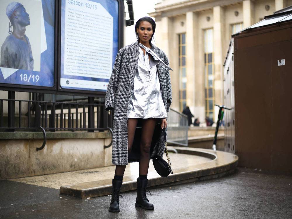 Das französische Model Cindy Bruna trägt bei der Paris Fashion Week eine schwarze Strumpfhose (Bild: imago/Runway Manhattan)