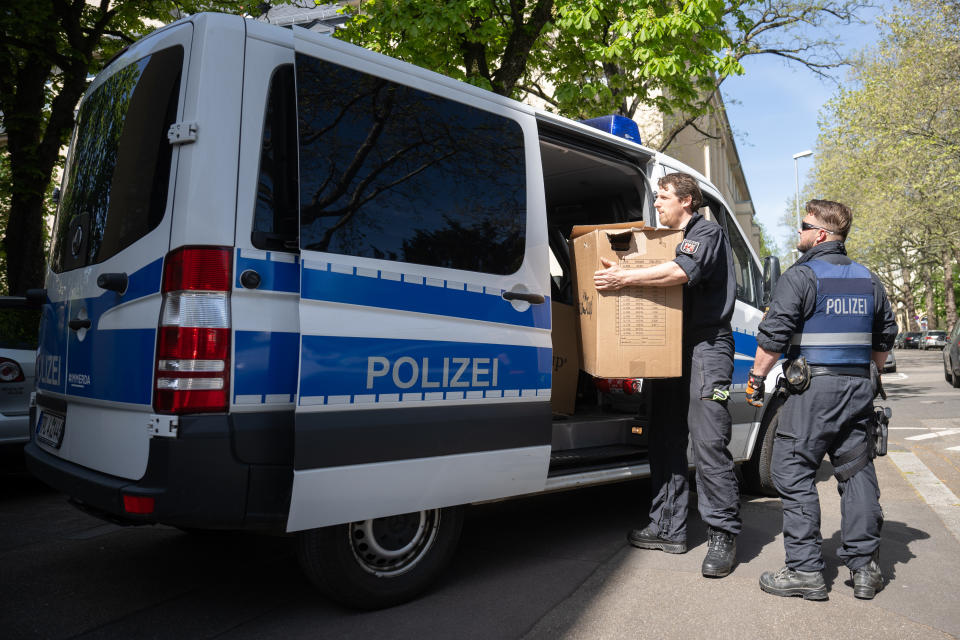 Polizeibeamte entladen am Landeskriminalamt Rheinland-Pfalz einen Transporter mit sichergestelltem Material aus einer Razzia gegen die italienischen Mafia 'Ndrangheta.