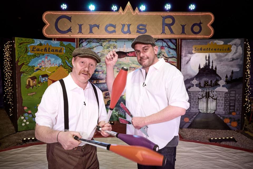 In "Bezzel & Schwarz - Die Grenzgänger: Im Zirkus" treten Simon Schwarz (links) und Sebastian Bezzel als Artisten auf. Oftmals schlagen sie allerdings auch einen Wunsch der Regie aus: "Das fängt schon an, dass sie versuchen, dass wir zu streiten anfangen", erzählt Simon Schwarz im Interview. (Bild: BR/Film Five GmbH/Bernd Schuller)