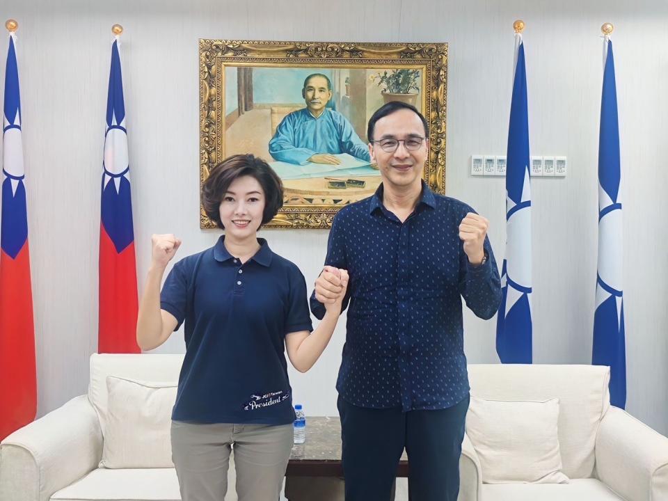 國民黨提名宜蘭縣立委候選人黃琤婷（左）對黃浴沂風波發出聲明，盼此事重新聚焦在保障女消防員的工作權以及改善職場性平環境，而非政治攻防或操作的議題。翻攝照片