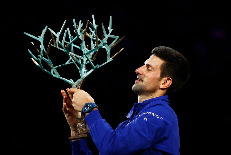 Foto del domingo del tenista de Serbia Novak Djokovic celebrando con el trofeo tras ganar la final del Masters de París ante el ruso Daniil Medvedev