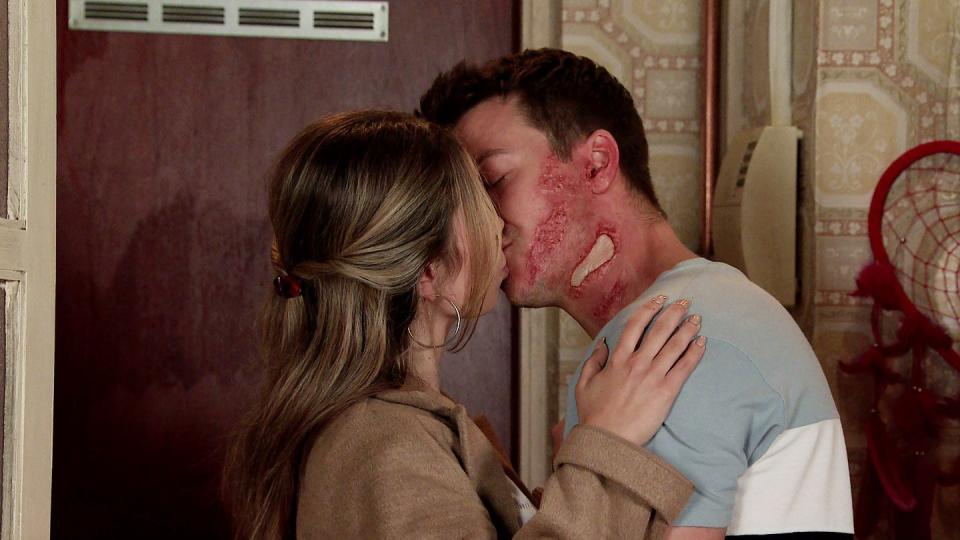 daisy midgeley and ryan connor kiss on coronation street