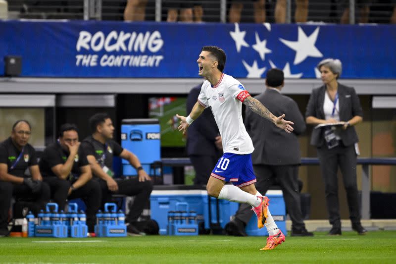 Christian Pulisic celebra tras anotar el primer gol en el triunfo de Estados Unidos ante Bolivia en la Copa América