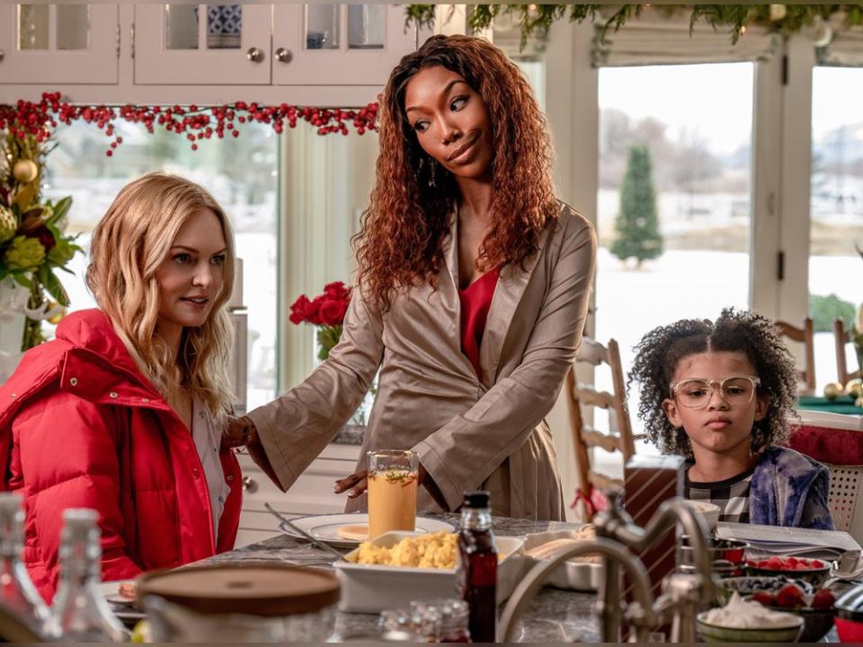 In "Best. Christmas. Ever!" geht es um den weihnachtlichen lustigen Wettstreit zwischen Jackie (Brandy Norwood, M.) und Charlotte (Heather Graham, l.) (Bild: © 2023 Netflix, Inc.)