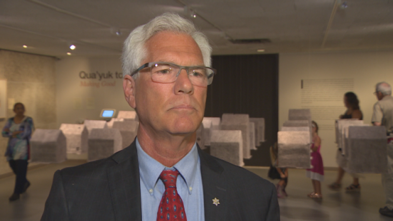 'Squabbling' between Manitoba and Ottawa should end, Jim Carr says