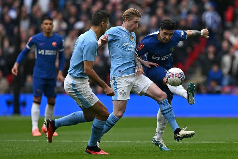 Enzo Fernández le quita el balón a Kevin De Bruyne, un auténtico fuera de serie