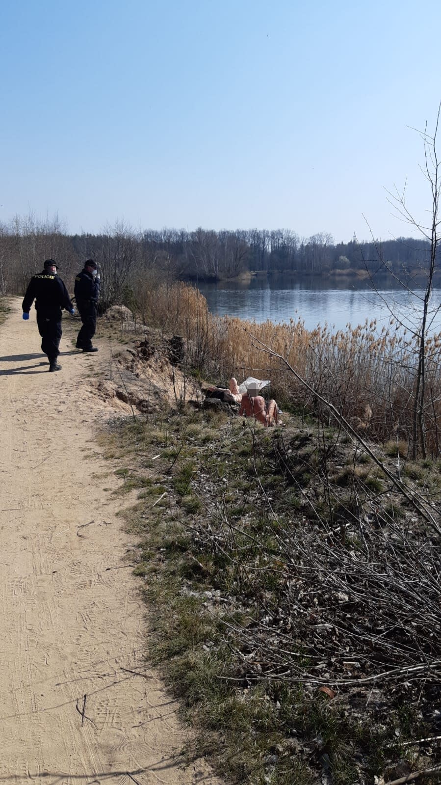 Die tschechische Polizei ermahnte auch Nacktbadende, Mundschutz zu tragen (Bild: policie.cz)