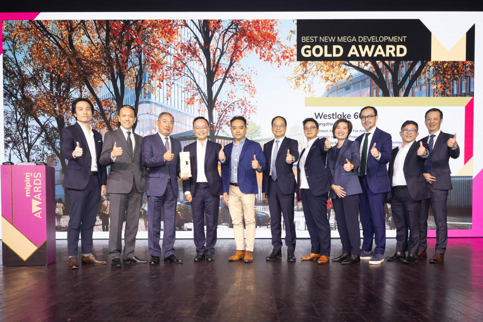 Mr. Kenneth Chiu, Executive Director and Chief Financial Officer (fourth left), Mr. Adrian Lo, Director – Project Management (third left), other executives of Hang Lung Properties and Westlake 66’s design consultants receive the Gold Award in the “Best New Mega Development” category at the MIPIM Asia Awards 2023