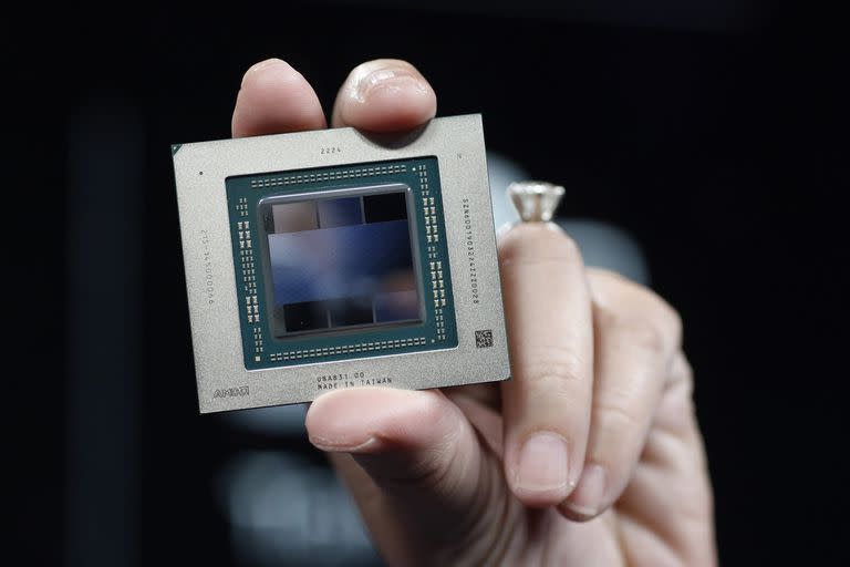 Lisa Su, CEO de AMD, muestra el nuevo chip de sus placas Radeon