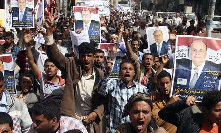 Protesters shout slogans during a demonstration in support of Yemen's President Abd-Rabbu Mansour Hadi, in Yemen's central town of Ibb February 23, 2015. REUTERS/Essam al-Kamaly