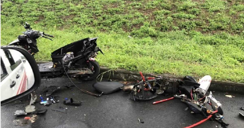 高樹河堤發生重大機車車禍，2男子當場沒有生命跡象。（圖／屏縣消防局提供）