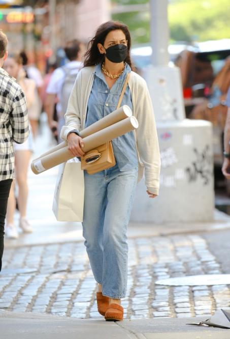 Katie Holmes Wore Espadrille Wedges With Jeans in NYC