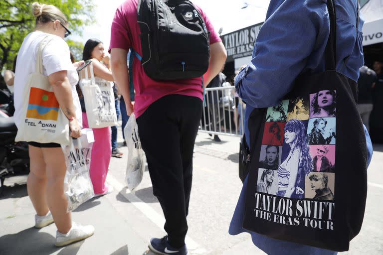 Fans de Taylor Swift en la fila para comprar el merchandising oficial de la cantante