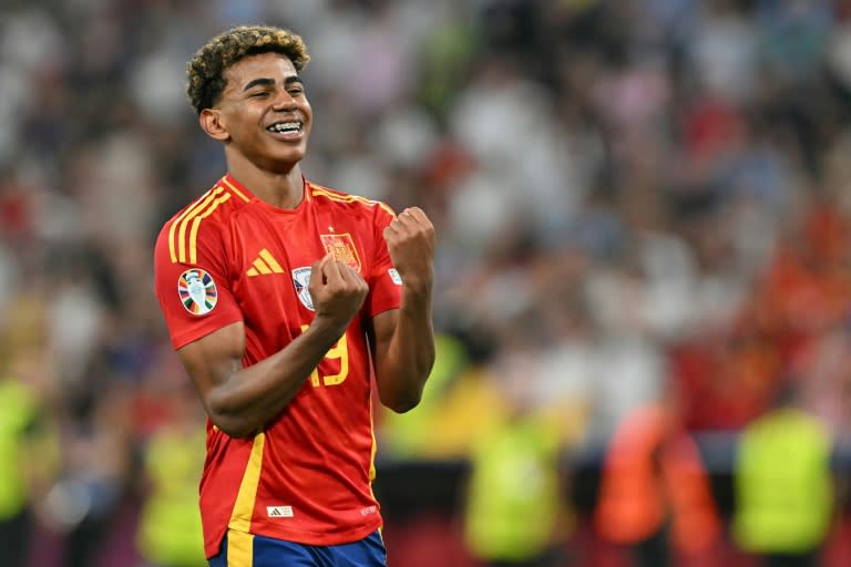 El delantero español Lamine Yamal celebra el pase a la final de la Eurocopa al término del España-Francia en el Múnich Football Arena de Múnich, el 9 de julio de 2024 (MIGUEL MEDINA)