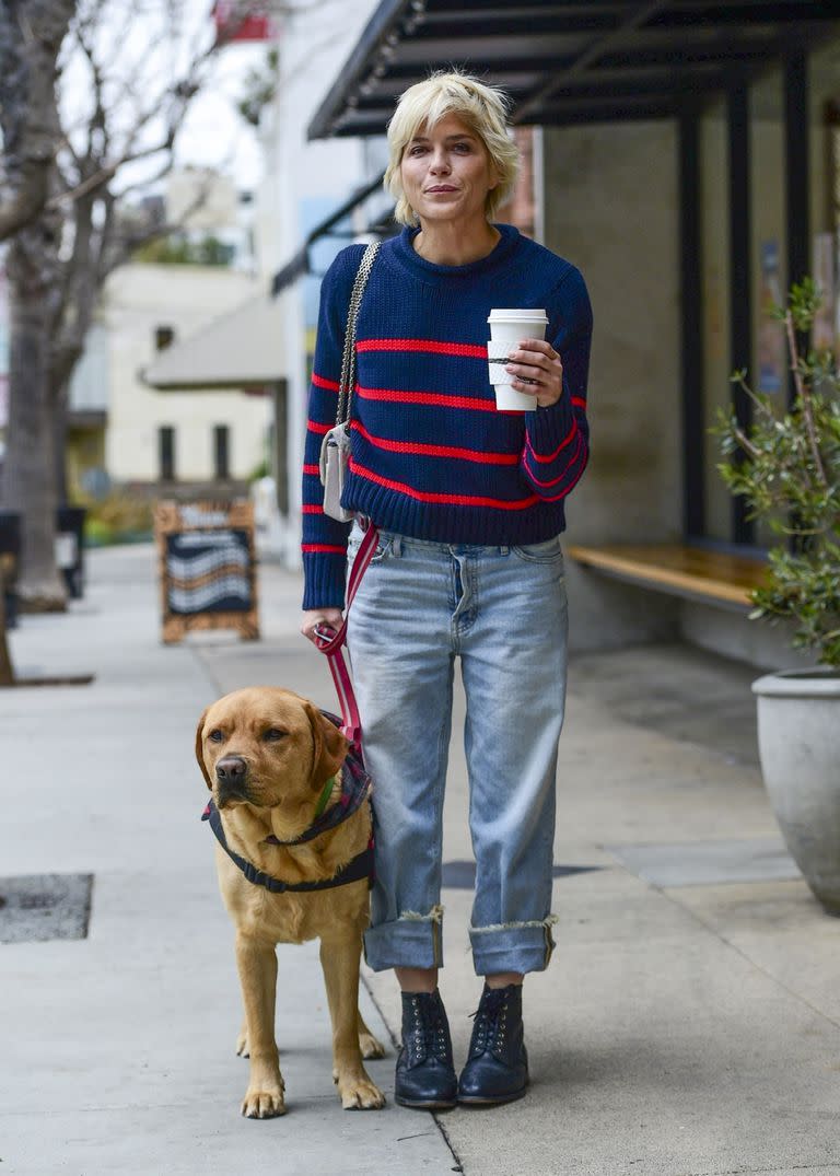 Selma Blair salió a tomar un café con su perro de servicio Scout cerca de su casa en Los Ángeles. Con un sweater rayado en azul y rojo y baggy jeans azul claro, la artista sonrió para los fotógrafos 