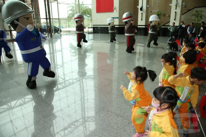 國防部31日安排三軍儀隊人氣玩偶，帶來動感舞曲表演，小朋友們跟著音樂開心地手舞足蹈。（軍聞社李忠軒）