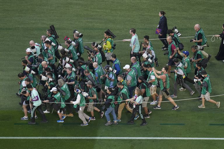 Otro equipo: los fotógrafos se reúnen para las fotos de las formaciones antes del partido del grupo B de la Copa Mundial entre Inglaterra e Irán en el Estadio Internacional Khalifa en Doha, Qatar, el lunes 21 de noviembre de 2022.