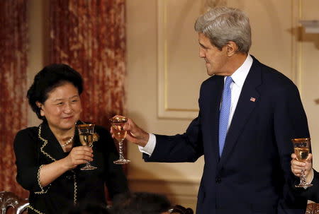 U.S. Secretary of State John Kerry (R) toasts with Chinese Vice Premiers Liu Yandong at a joint banquet at the Strategic and Economic Dialogue (S&ED) at the State Department in Washington June 23, 2015. REUTERS/Yuri Gripas