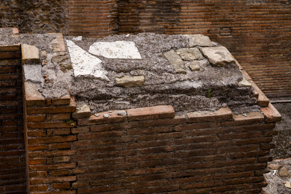 Esta fotografía del 24 de julio de 2023 muestra cemento rodeado de ladrillos en el Panteón, en Roma. (AP Foto/Domenico Stinellis)