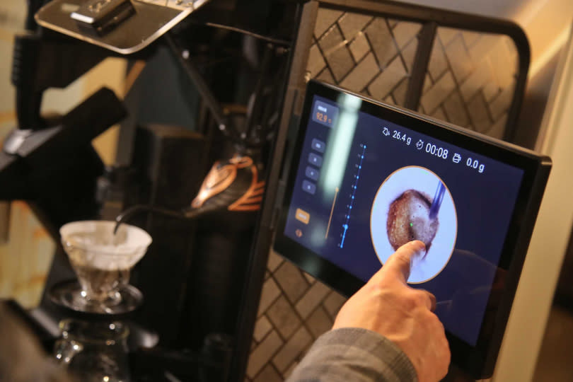   只要透過觸控面板設定參數，便能完整呈現咖啡師詮釋的咖啡風味。(圖片提供/Qofii智慧手沖咖啡平台)  