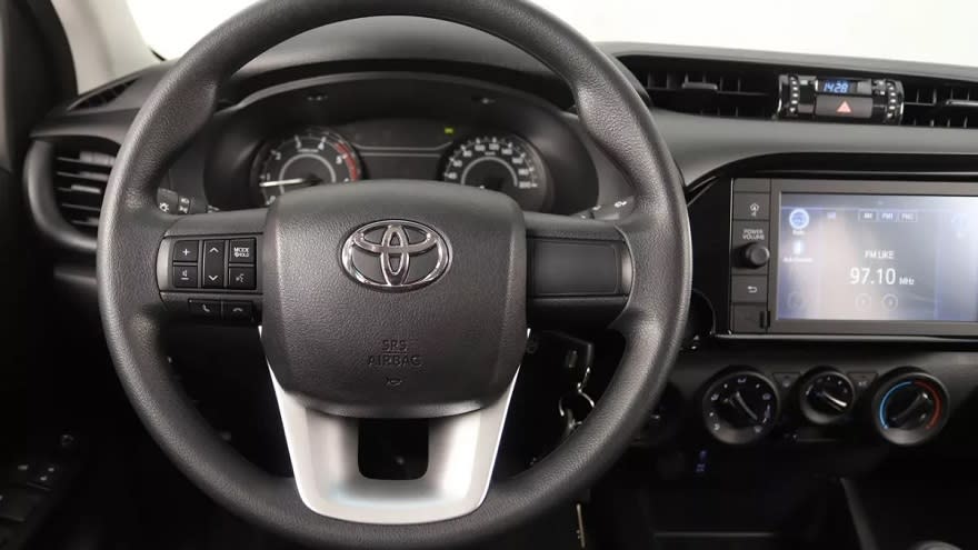 En el interior se nota la falta de actualización de la Hilux base.