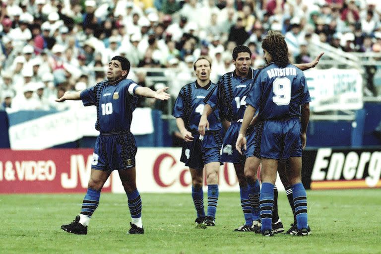 Maradona, Sensini, Simeone y Batistuta en el triunfo de la selección argentina ante Grecia por el Mundial de Estados Unidos 94