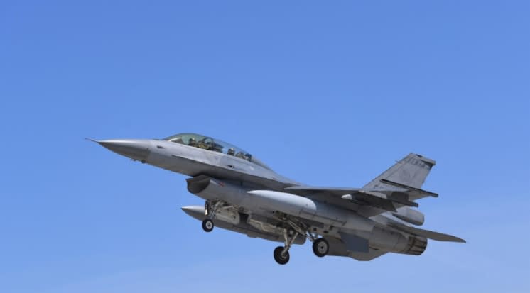 路透社獨家報導，美國官員表示，美方正在找尋加速交付新一代嶄新F-16戰機給台灣的方法。圖為F-16同型機。（圖/翻攝自中央社）