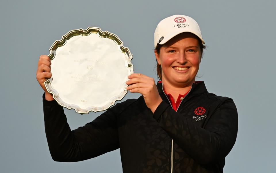 Lottie Woad with the Smyth Salver at St Andrews