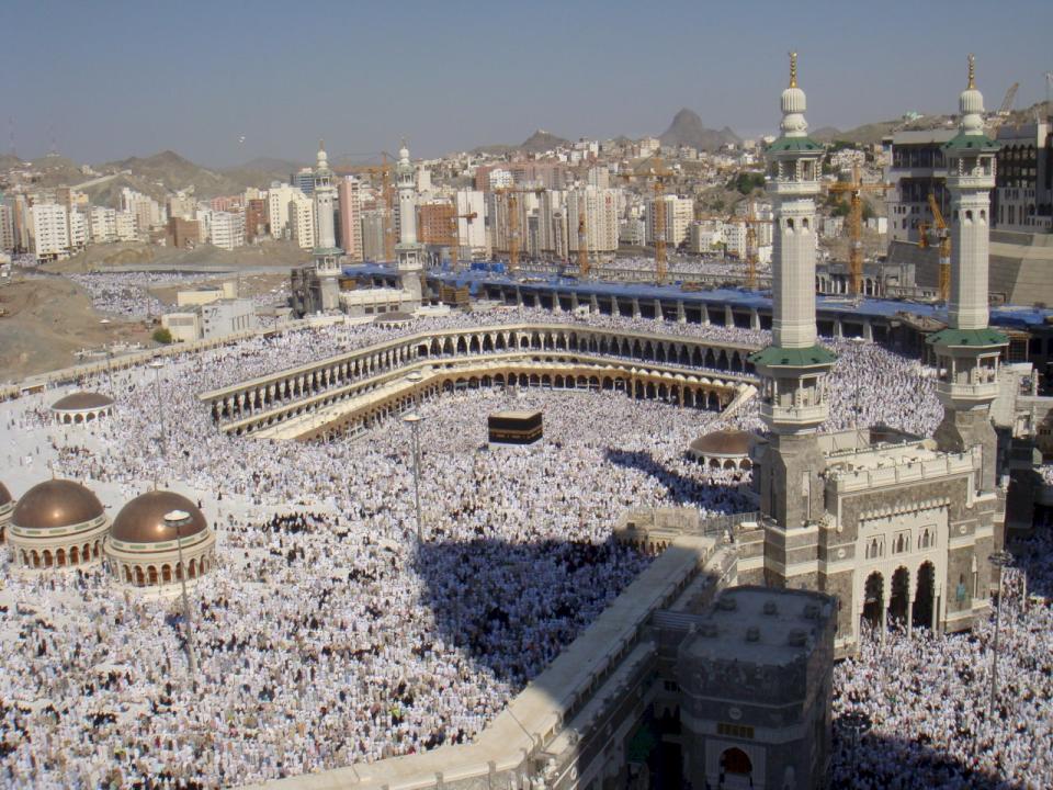 沙烏地阿拉伯官方的沙烏地新聞社(SPA)9日報導，沙國已將今年來自海內外的朝覲(Hajj)人數提高到100萬人。圖為2008年的朝覲，朝覲者在麥加的大清真寺(禁寺)聚集。(圖：維基)