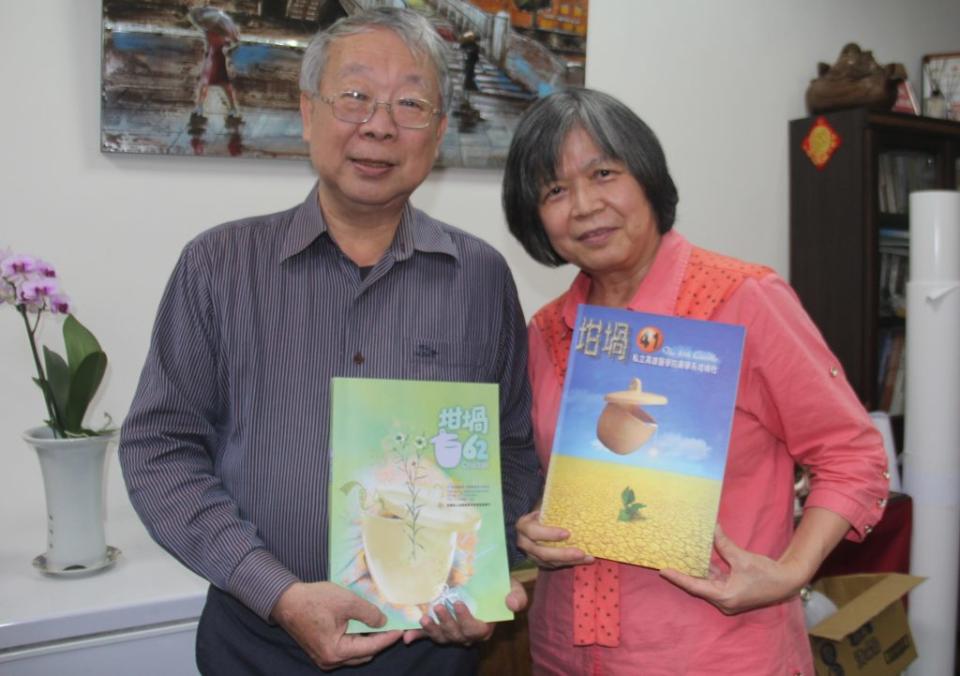 擔任「坩堝」年刊指導老師的吳信昇與溫燕霞兩位藥學系教授。（記者許正雄攝）