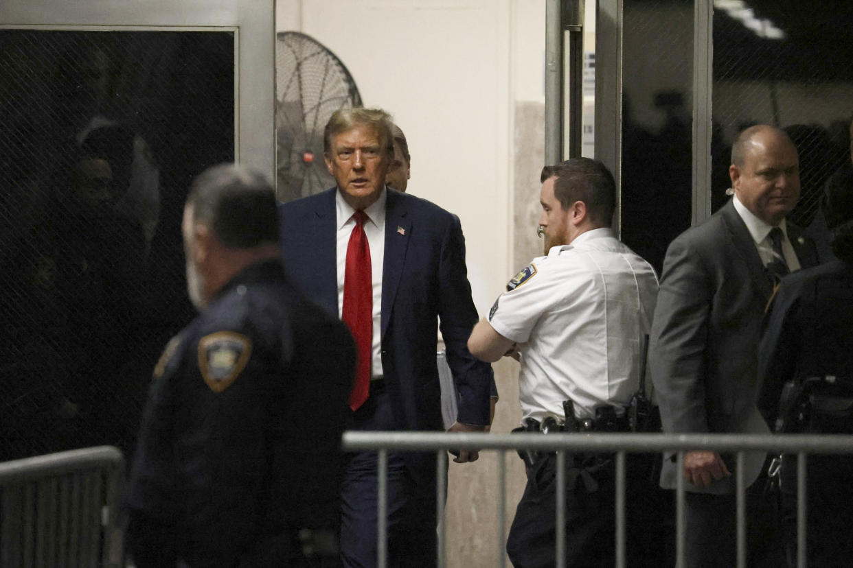 El expresidente Donald Trump frente a la sala del tribunal a su regreso de un descanso para comer el primer día de su juicio penal en el tribunal penal de Manhattan en Nueva York, el 15 de abril de 2024. (Jefferson Siegel/The New York Times)