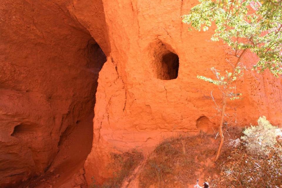 Los ingenieros romanos eran hábiles en la canalización del agua y la construcción de acueductos. Las montañas conservan canales romanos para la salida del agua a presión.