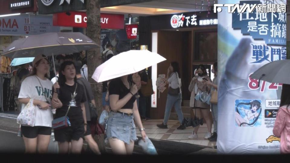 風雨不大，民眾趁著颱風假期，到各大娛樂場所遊玩。（攝影／于家豪）