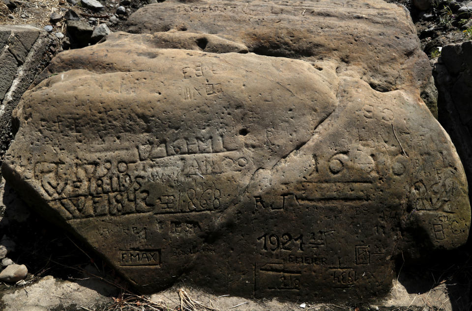 Una de las piedras que aparecieron en la República Checa. (AP Photo/Petr David Josek)