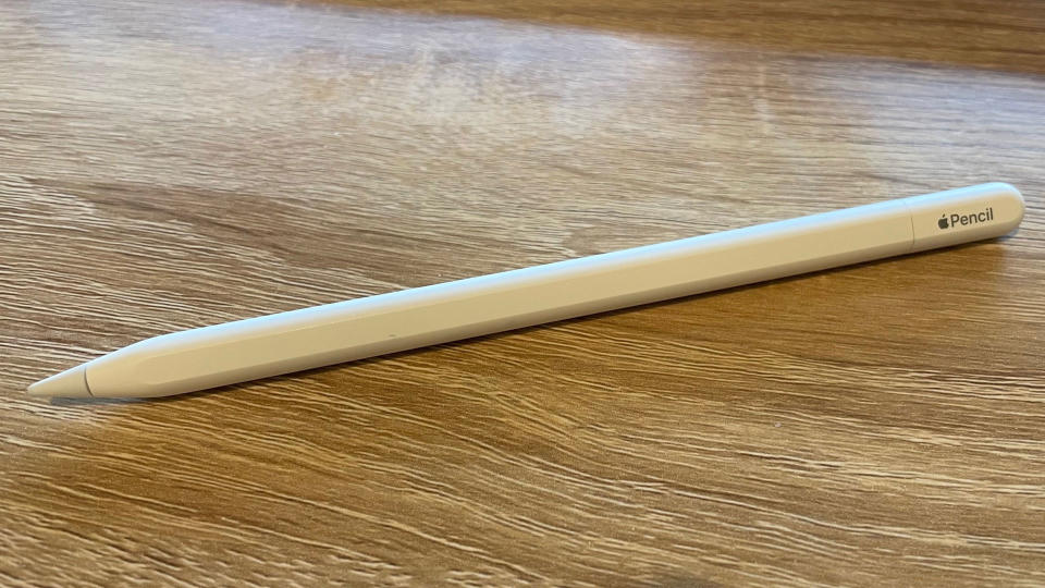 Apple Pencil USB-C on desk