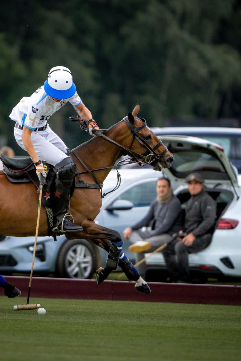 Cruz Heguy, con taco y casco iguales a los que usaba su padre, Eduardo "Ruso" Heguy.