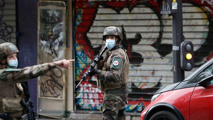 Polizisten patrouillieren an einer Straße nach einer Messerattacke in der Nähe der ehemaligen Redaktionsräume des Satiremagazins „Charlie Hebdo“. Foto: dpa