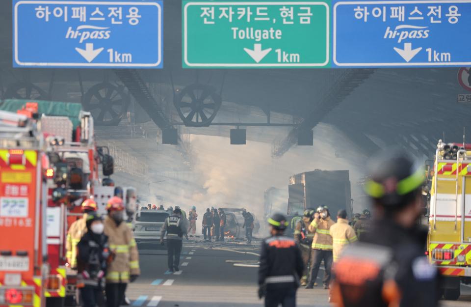 南韓京畿道果川市京仁第二高速公路的隔音隧道路段，發生大火，警消緊急出動救援。（AFP）