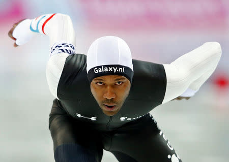 FILE PHOTO: Shani Davis of the U.S. competes during the men's 1000m event at the Essent ISU World Single Distances Championships 2013 in Sochi, Russia March 22, 2013. REUTERS/Grigory Dukor/File Photo