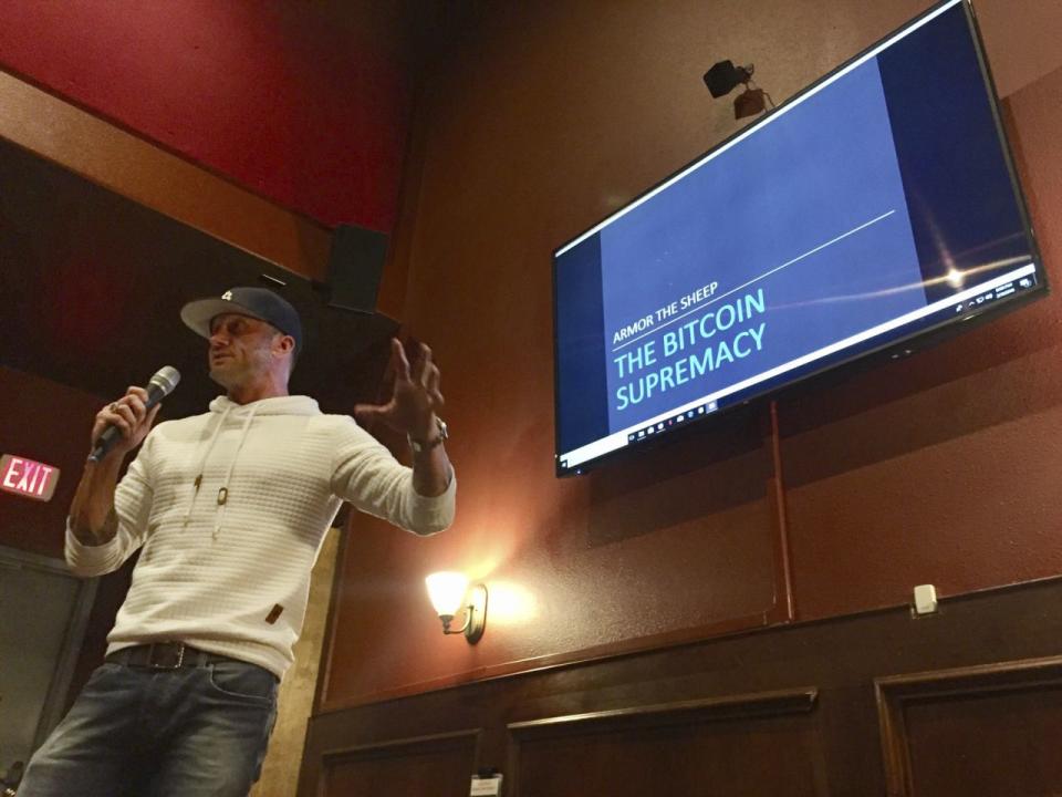 En esta foto del 7 de febrero de 2018, Jeff Hanzlik hace una presentación sobre el bitcoin en una reunión sobre la criptomoneda en un restaurante en Hillsboro, Oregón. Hanzlik, de Portland, fue uno de los primeros en adoptar el bitcoin y lo usa para hacer compras online y en tiendas físicas. (Fotos AP/Gillian Flaccus)