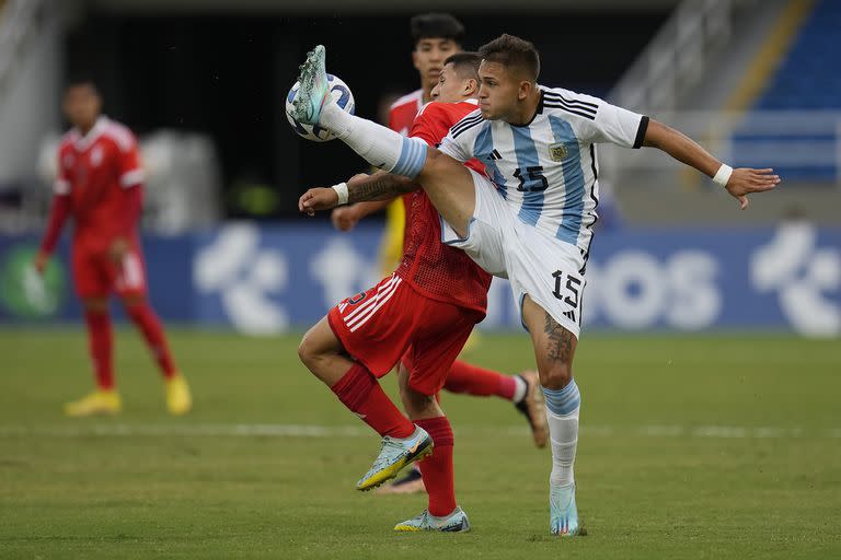 Alex Encinas, el mejor jugador argentino, ante Jeffrey Cabellos 