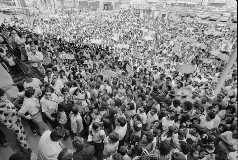 March participants gather in front of Dallas City Hall to hear Chicano community leaders on July 28, 1973. Courtesy/Dallas History & Archives Division, Dallas Public Library