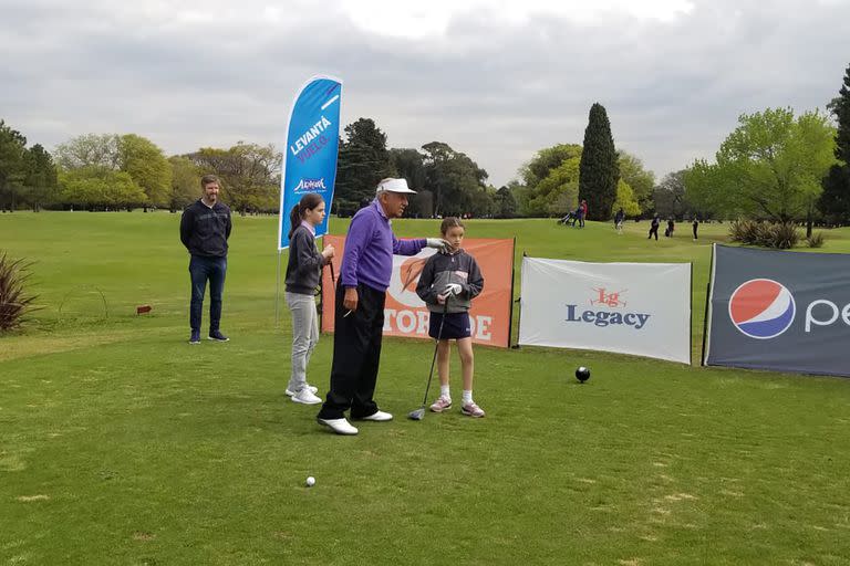 Vicente Fernández, un maestro de los chicos en el  Pro-Am San Isidro Golf Club, Copa LA NACION